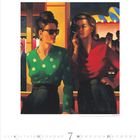 Zwei Frauen in eleganter Kleidung, die linke trägt eine grüne Bluse mit Punkten, die rechte eine rote Bluse, beide sind stilvoll frisiert.