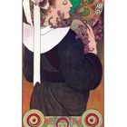 Eine Frau in Tracht mit weißen Spitzen, hält lila Blumen vor einem dekorativen, spiralförmigen Hintergrund.