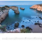 Oben: "Praia da Albandeira, Algarve, Portugal". Unten: Kalender für Juli. Küstenszene mit Felsbögen und ruhigem Meer.