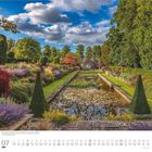 Kalenderblatt mit Monat Juli, Lärchenarten und blühender Gartenlandschaft mit Wassergraben, kleinem Steinbau im Hintergrund.