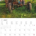 "7 · 2027". Kalender mit rustikalem Traktor auf einer Wiese, Himmel im Hintergrund.