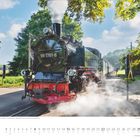 Nummer 99 1781-6 steht auf einer dampfenden historischen Lokomotive. Darunter ist ein Kalender mit dem Monat August.