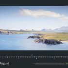 August, Kalender: Küstenlandschaft mit grünem Land, Klippen und ruhigem Meer unter blauem Himmel. GEO-Logo.