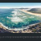 Text: Juli. Kalender mit Datumsangaben 1 bis 31. Seelandschaft mit Klippen, blauem Meer und Strand im Hintergrund.