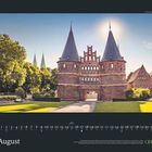 "August" steht prominent im unteren Bereich. Ein altes Tor mit zwei Türmen, umgeben von Bäumen und strahlendem Sonnenlicht.