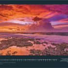 "August" steht in großen Buchstaben. Darunter ein Kalender mit Daten. Sonnenuntergang am Meeresufer in Orange und Violett.