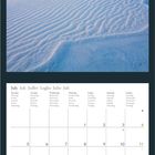 Kalenderseite für Juli 2027 in mehreren Sprachen. Oben ein Bild mit weißen Sanddünen bei Sonnenuntergang.