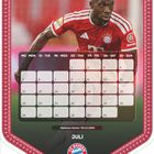 Kalender, Alphonso Davies *02.11.2000, Juli, FC Bayern München Logo, Fußballspieler in rotem Trikot.