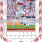 "Vorjahresabbildung" über einem Fußballspieler in weiß-rotem Trikot, Kalender darunter. Logo in Schildform mit rot-weißem Design.