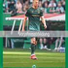 "Vorjahresabbildung" steht über einem Fußballspieler in grünem Trikot auf einem Spielfeld. Juli-Kalender darunter.