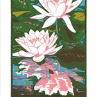 „Seerosen“ unten links, darunter ist der Monat „7“. Zwei weiße Seerosen auf einem See in einer bunten Illustration.