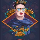 „AUGUST“ steht auf einem roten Banner. Eine Person mit Sonnenbrille, Blumen im Haar und blauer Kleidung ist umgeben von gelben Blüten.