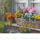 Kalender mit April 2021. Blumenkorb mit bunten Blumen auf Fensterbrett, daneben ein Topf mit orangen Blüten.