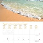 "Jede Welle erinnert: Ausruhen, aufbrechen, Erfahrungen sammeln." Sonnenstrand, blaues Meer, heller Himmel. Kalender August 2027.