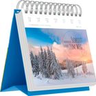 „AUCH DER ERSTE SCHRITT GEHÖRT ZUM WEG.“ Kalender mit verschneiter Winterlandschaft und Tannenbäumen.