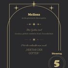 "Melissa ist die griechische Bienengöttin. Ihre Gaben sind Intuition, göttlich-weibliche Kraft, Freundlichkeit. Dienstag, 5. Januar." Goldene Sterne und Umrandung auf dunklem Hintergrund.
