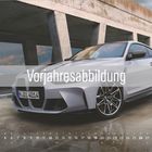"Vorjahresabbildung" und "07." Ein modernes, graues Auto steht unter Betonarchitektur; Kalender mit Juli-Daten darunter.