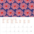 Kalenderseite für Juni 2027 in mehreren Sprachen. Oberhalb florales Muster in Rosa und Rot auf dunkelblauem Hintergrund.