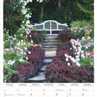 Kalender im April 2026; Montagsbeginn. Darunter Frühlingsgarten mit Pfad, Blumen und einer weißen Bank.