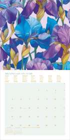 Kalenderseite für Juli in mehreren Sprachen. Hintergrund mit bunten Irisblüten-Illustration.