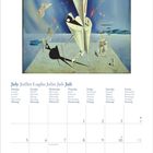 Ein Kalenderblatt für Juli in mehreren Sprachen. Oben eine surreale Illustration mit blauen Tönen und abstrakten Formen.