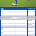 Kalender für Juli mit Wochentagen, Vorjahresabbildung, Fußballer in blauem Trikot auf grünem Spielfeld.