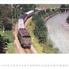 1 2 3 4 5 6 7 8 9 10 11 12 13 14 15 16 17 18 19 20 21 22 23 24 25 26 27 28 29 30 31 07 · 2027

Ein Zug fährt auf einer kurvigen Strecke neben einem Fluss, umgeben von Bäumen und einer Brücke.