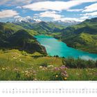 "Blick auf den Mont Blanc und die Roselend-Talsperre im Département Savoie, Frankreich. Juli 1 bis 31. Landschaft mit See."