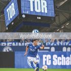 „TOR“ in großen Lettern auf einer Anzeigetafel. Darunter „Vorjahresabbildung“. Fußballspieler in blauem Trikot in Aktion.