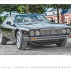 Im Kalenderblatt sind die Zahlen 1 bis 31 angeordnet, darunter steht "07 · 2027". Ein schwarzer Oldtimer vor einem Gebäude.