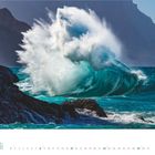 Eine große Welle bricht dramatisch über Felsen. Unten stehen Zahlen von 1 bis 31, daneben "8 2021".