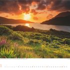 Blick auf den Eingang von Killary Harbour, Galway, Connemara, Irland. Kalenderseite August 2021. Sonnenuntergang über Wasser.