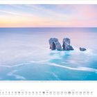 Kalenderblatt Juli 2027, Felsen im Meer vor pastellfarbenem Himmel. Text beschreibt die Felsen in Kantabrien, Spanien.
