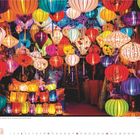 "Seidenlaternen, Hội An, Quảng Nam, Vietnam." Bunte Papierlaternen in verschiedenen Formen und Farben leuchten lebendig.