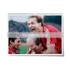 Vorjahresabbildung. Drei Fußballspieler in roten Trikots jubeln auf einem Spielfeld. Kalender im Hintergrund.