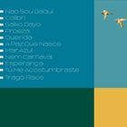 Nummerierte Liste von Liedtiteln. Zwei Vögel fliegen auf blauem Hintergrund. Geometrische farbige Flächen unten.