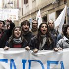 Protestierende Menschen in einer Straße, vorne ein Transparent mit dem Wort "INDEPENDENTZIA". Im Hintergrund ein Banner: "EUSKAL HERRIA".