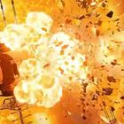Eine Sonde wird nahe der Sonne von einer Explosion erfasst. Flammen und Trümmer fliegen in alle Richtungen.