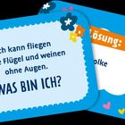 Frage: "Ich kann fliegen ohne Flügel und weinen ohne Augen. WAS BIN ICH?" Lösung: "Wolke". Bunte Kartengestaltung.