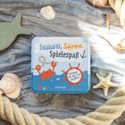 "Sommer, Sonne, Spielespaß" und "25 Ideen für den Tag am Meer". Eine Illustration mit Krabbe und maritimen Elementen.