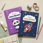 Zwei Notizbücher mit "Meine Schulfreunde": eines lila mit Panda, eines blau mit Rakete; umgeben von Bastelutensilien.