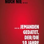 Text in schwarzer und weißer Schrift auf rotem Hintergrund: "ICH HAB NOCH NIE ... JEMANDEN GEDATET, DER/DIE 10 JAHRE ÄLTER WAR".
