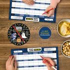 „STADT LAND NEIN!" und „mit Anti-Schummel-Drehscheibe" auf einem Spielbrett, Popcorn und Chips daneben.