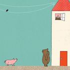 Ein Schwein und ein Bär stehen vor einem hohen Haus mit rotem Dach. Im Fenster steht ein Kuchen. Ein Vogel sitzt auf einer Leitung.