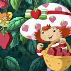 Mädchen mit Erdbeerhut und Korb; kleine geflügelte Figur auf Erdbeere; umgeben von Blättern und Erdbeeren.