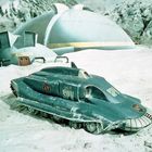 Ein Fahrzeug mit "SPV" und Gebäude mit erkennbarem futuristischem Design, umgeben von schneebedecktem Terrain.