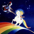 Illustration mit blondem Kind auf einem weißen Pferd mit Regenbogenmähne, reitet über einen Regenbogen, neben einem fliegenden Motorrad.