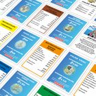 Verschiedene Monopoly-Karten mit Besitzrecht, Hypothekenwerten und Mietpreisen in mehreren Farben.
