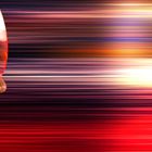 Kein Text vorhanden. Ein Mann mit Helm, seitlich betrachtet, im Profil. Hinter ihm bunte, horizontale Lichtstreifen.