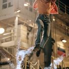 Ich kann in diesem Bild keinen spezifischen Text oder Worte erkennen. Eine Person hängt fröhlich lächelnd an einem Seil.